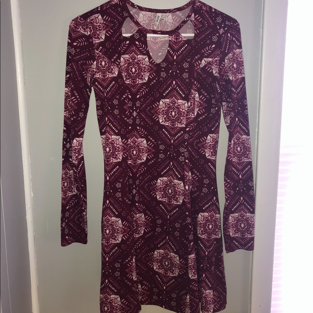 Maroon short women’s dress w/ cutout detailing (S)